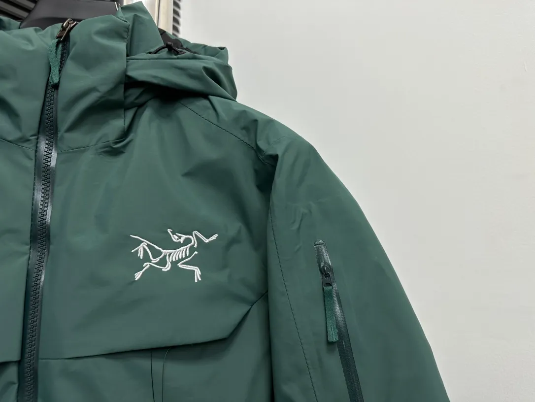 【ARCTERYX】Macai Jacket ‘’ ‘’ MACAI JACKET 。 Macai ， ， ， 。 ， ， Breathable GORE-TEX 、 、 。 Drop Hood M ， Powder Guard 。 100% ( EPTFE ) ， Ykk Premium LOGO Same Style Sizes：S-XXL